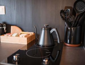 - Hervidor de té en la encimera de la cocina en Pagosa River Domes, en Pagosa Springs