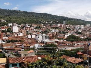 uitzicht op een stad met gebouwen bij Casa bonita en San Gil in San Gil