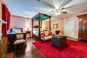 ein Wohnzimmer mit einem Bett und einem roten Teppich in der Unterkunft Historic Woodville Estate with Pool Pets Welcome! in Woodville
