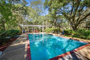 einen Pool in einem Garten mit Bäumen in der Unterkunft Historic Woodville Estate with Pool Pets Welcome! in Woodville