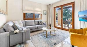 uma sala de estar com um sofá e uma mesa em Villa HG21 Olympus em Kouklia