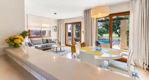 uma cozinha e sala de estar com uma mesa e um sofá em Villa HG21 Olympus em Kouklia