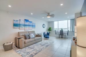 Χώρος καθιστικού στο Stylish St Petersburg Condo with Balcony and Bay Views