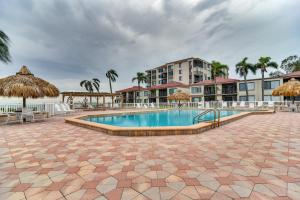 Πισίνα στο ή κοντά στο Stylish St Petersburg Condo with Balcony and Bay Views