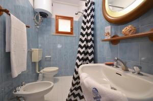 een badkamer met een wastafel en een toilet bij Residenza Orsa Maggiore in Lignano Sabbiadoro