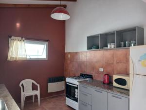 cocina con fogones y encimera en Casa Azcuénaga, zona turística en Tandil