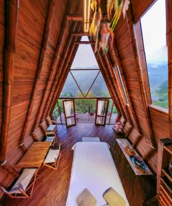 - une vue sur le plafond d'une chambre dans une cabine en bois avec fenêtres dans l'établissement Glamping Corazón del Molino, à Ubaque