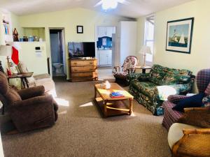 ein Wohnzimmer mit Sofas und einem Couchtisch in der Unterkunft The Wellington Lake Cottage in Middlebury