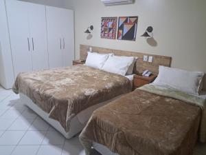 um quarto de hotel com duas camas num quarto em GARVEY PARK HOTEL em Brasília