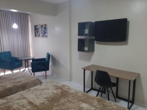 GARVEY PARK HOTEL في برازيليا: غرفة فندقية بسريرين وطاولة وكراسي
