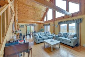 Gambar di galeri bagi Charming New York Chalet with Hot Tub and Game Room! di Preston Hollow