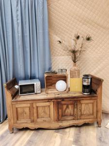 stół z kuchenką mikrofalową na górze w obiekcie Dôme magnifique avec spa 