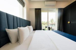 Ένα ή περισσότερα κρεβάτια σε δωμάτιο στο Calangute Heights Luxurious Suite Apartment Forest View +43 φωτογραφίες