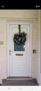 uma porta branca com uma coroa de flores em Stes place em Liverpool