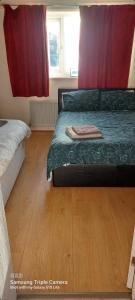 um quarto com uma cama e piso em madeira em Stes place em Liverpool
