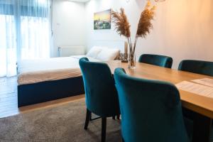 Daisy resort في نوفي ساد: غرفة بسرير وطاولة وكراسي