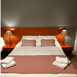 a bedroom with a large bed with two lamps at Spacious 2 bedroom apartment in Killarney in Killarney