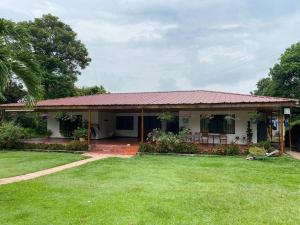 ein Haus mit grünem Rasen davor in der Unterkunft Villa Zunilda in Rivera