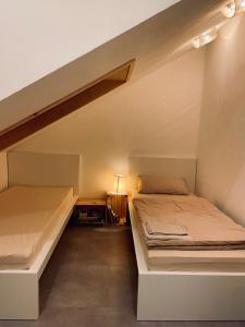 two beds in a room with an attic at Ferienwohnung Balkonien in Wangen im Allgäu