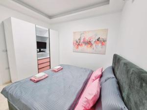 - une chambre dotée d'un lit avec des oreillers roses dans l'établissement Selena Bay Hurghada - Pink Apartment, à Hurghada