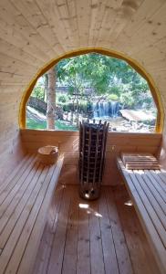 uma vista interior para uma sauna com uma janela oval em Zielony Zakątek Karpacz em Karpacz