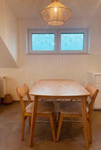 a dining room with a wooden table and chairs at Ferienwohnung Balkonien in Wangen im Allgäu