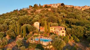 Vue aérienne d'une maison sur une colline dans l'établissement Madonna Del Poggio CAV, à Scarlino