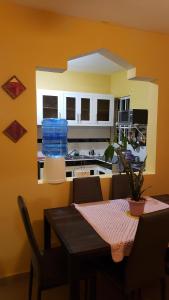 ein Esszimmer mit einem Tisch und einer Küche in der Unterkunft Petite Lounge in Los Paredones
