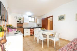 Η κουζίνα ή μικρή κουζίνα στο Cozy and welcoming house with private garden +12 φωτογραφίες
