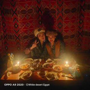 dos mujeres sentadas en una mesa con comida en safari desert en Bawati