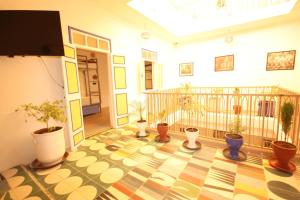 El Boussouni Hostel في مراكش: غرفة مع نباتات الفخار على الأرض