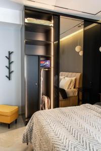 Postel nebo postele na pokoji v ubytování Aether Home - Modern & Luxe Stay with 65 TV by TT