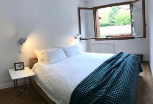 Кровать или кровати в номере Modern and stylish 3-bedroom apartment with views - centre of St Gervais