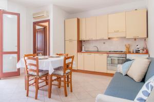 uma cozinha e sala de jantar com mesa e cadeiras em [Oristano centro] Parcheggio privato, Wifi+Netflix em Oristano
