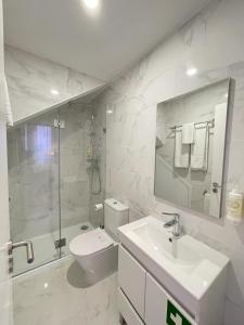 a bathroom with a toilet and a sink and a shower at MyTrip Porto in Matosinhos