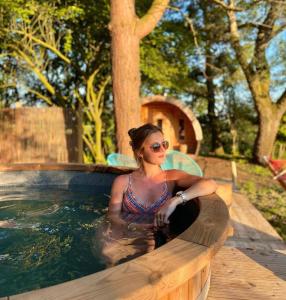 una mujer está sentada en una piscina en KARIBU - Olifant en Kasterlee