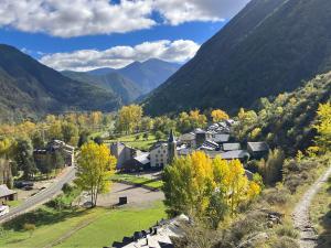 una vista aerea di un villaggio in montagna di Casa de muntanya i familiar amb llar de foc by RURAL D'ÀNEU a Escaló