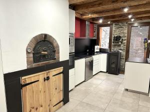 una grande cucina con forno in mattoni di Casa de muntanya i familiar amb llar de foc by RURAL D'ÀNEU a Escaló