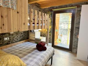 un dormitorio con una cama con un animal de peluche rojo en Casa de muntanya i familiar amb llar de foc by RURAL D'ÀNEU, en Escaló