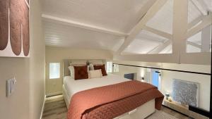 a bedroom with a large bed in a room at MyTrip Porto in Matosinhos