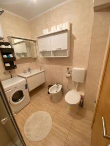 y baño con lavamanos y lavadora. en Heart of Old Town Apartment, en Mostar 10 fotos más