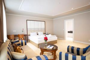 una camera d'albergo con letto, tavolo e sedie di Scuol Palace Bed & Breakfast a Scuol