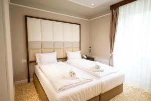 Llit o llits en una habitació de Scuol Palace Bed & Breakfast
