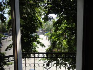 ヴェリコ・タルノヴォにあるGuest House The Houseのバルコニーから通りの景色を望めます。
