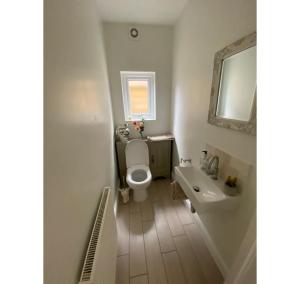 ein weißes Bad mit einem WC und einem Waschbecken in der Unterkunft Hove House, 15 mins to seafront, free parking certain times in Hove