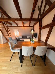 uma sala de jantar com uma mesa de madeira e cadeiras em LudwigsHome: Zentralste Lage, SmartTV, Terrasse em Ludwigsburg
