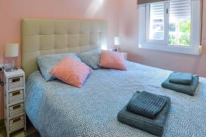 a bedroom with a bed with pillows and a window at Apartamento en Barcelona para familias y parejas in Barcelona