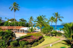 Blick auf ein Resort mit Palmen und das Meer in der Unterkunft Condos at Glitter Bay Estate by Blue Sky Luxury in Saint James