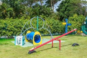 ein Spielplatz mit Rutsche in einem Park in der Unterkunft Condos at Glitter Bay Estate by Blue Sky Luxury in Saint James