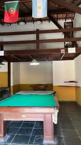 una mesa de billar en el medio de una habitación en ESCAPE PARA O PARAISO, Casa Mobiliada com PISCINA e Salão de jogos, 300mt da PRAIA en Arraial do Cabo